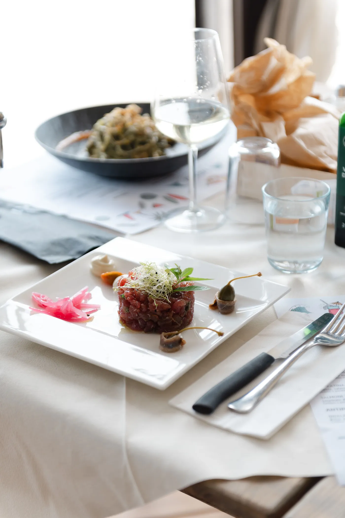 Tartare di manzo con cipolle in agrodolce e acciughe