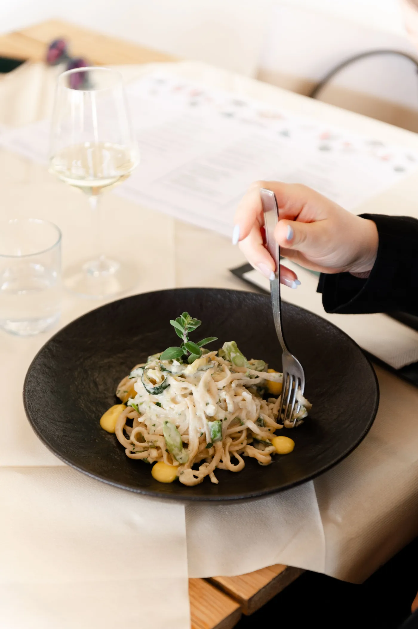 Pasta lunga in salsa cremosa con verdure