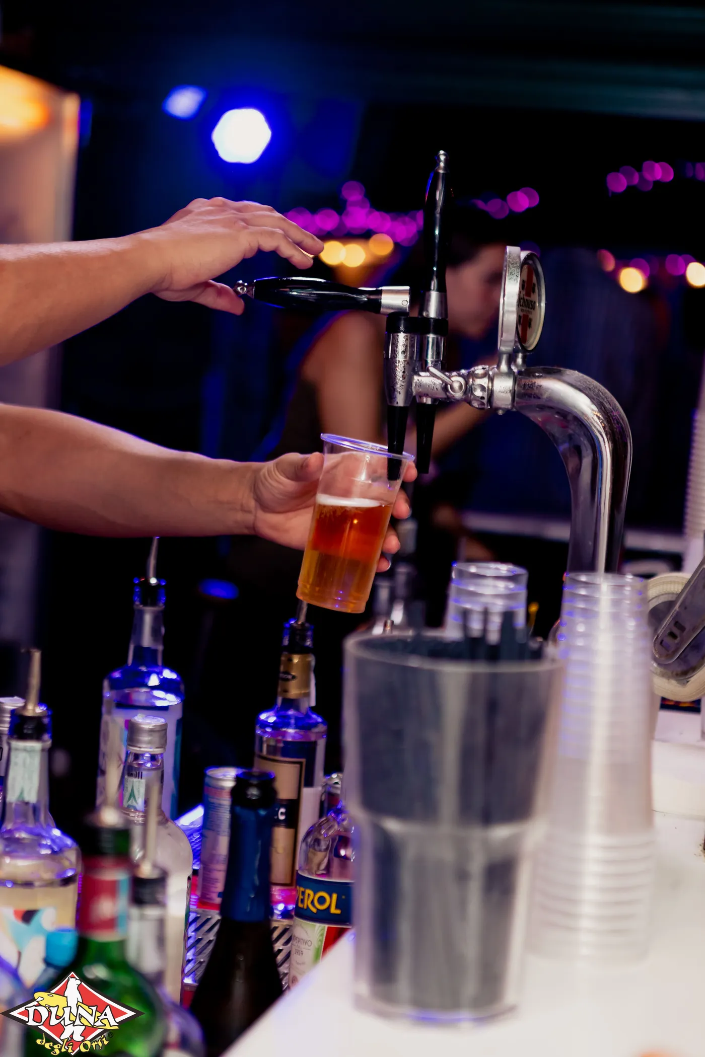Spillatura di birra al bancone durante una serata
